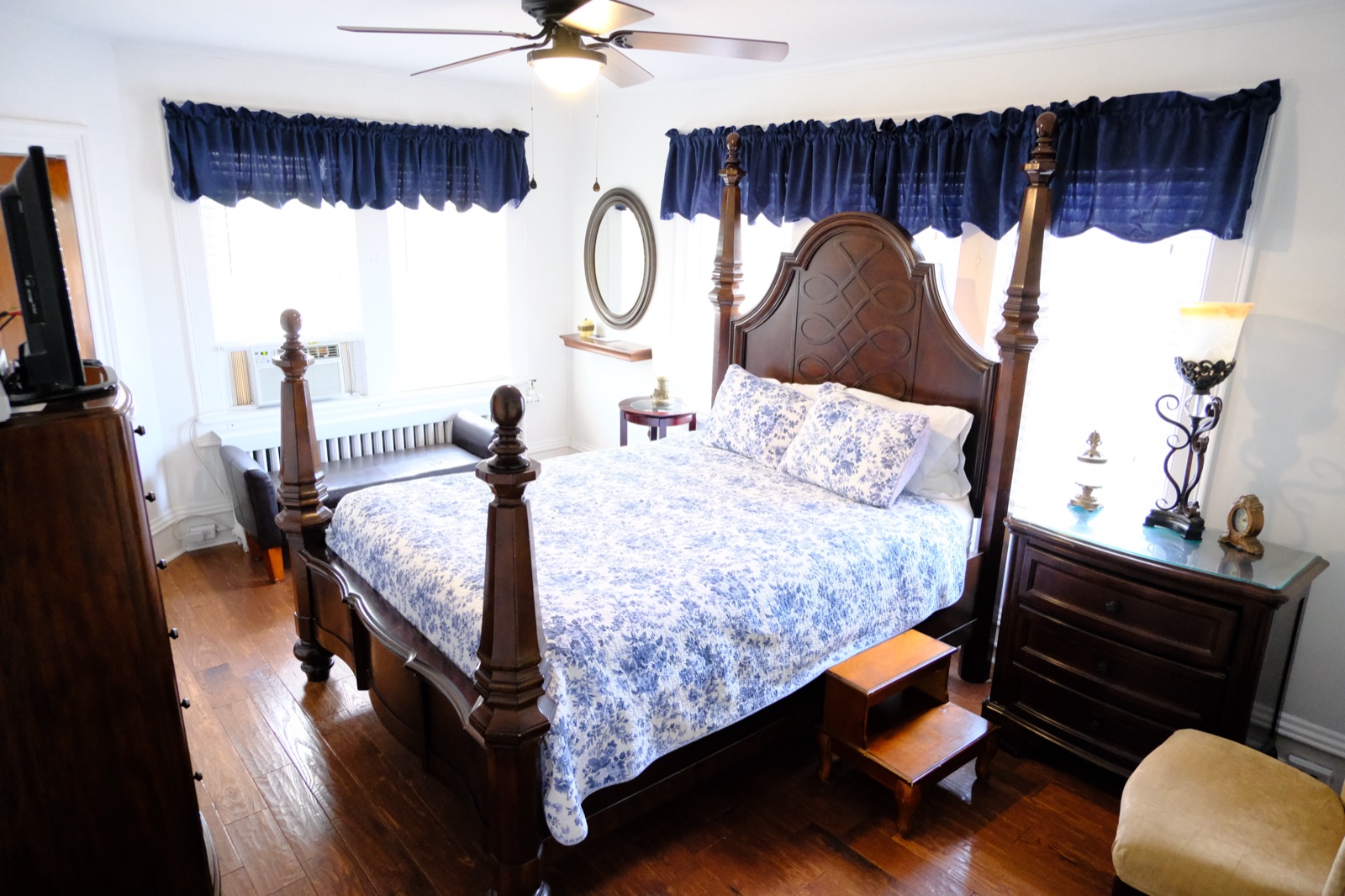 Queen Mum's Suite 2 with a mahogany four-poster bed, blue toile linens and navy valances